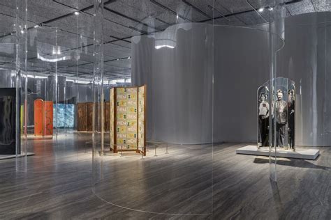 vetrine fuori prada|La mostra sui paraventi alla Fondazione Prada .